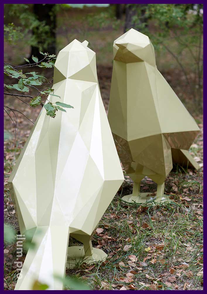Золотистые полигональные скульптуры птиц, установленные в городском парке осенью
