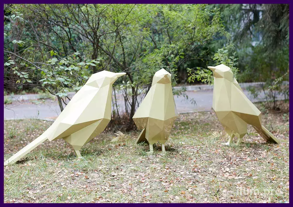 Золотые полигональные воробьи в парке - фигуры птиц из стали