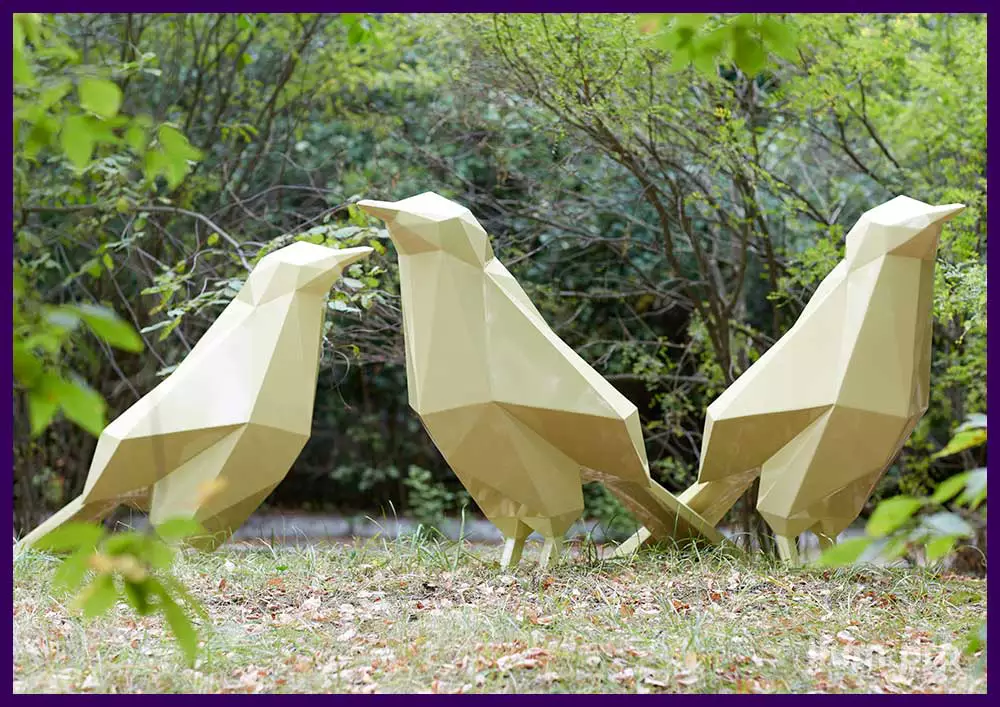 Украшение городского парка полигональными фигурами птиц из крашеной стали - воробьи