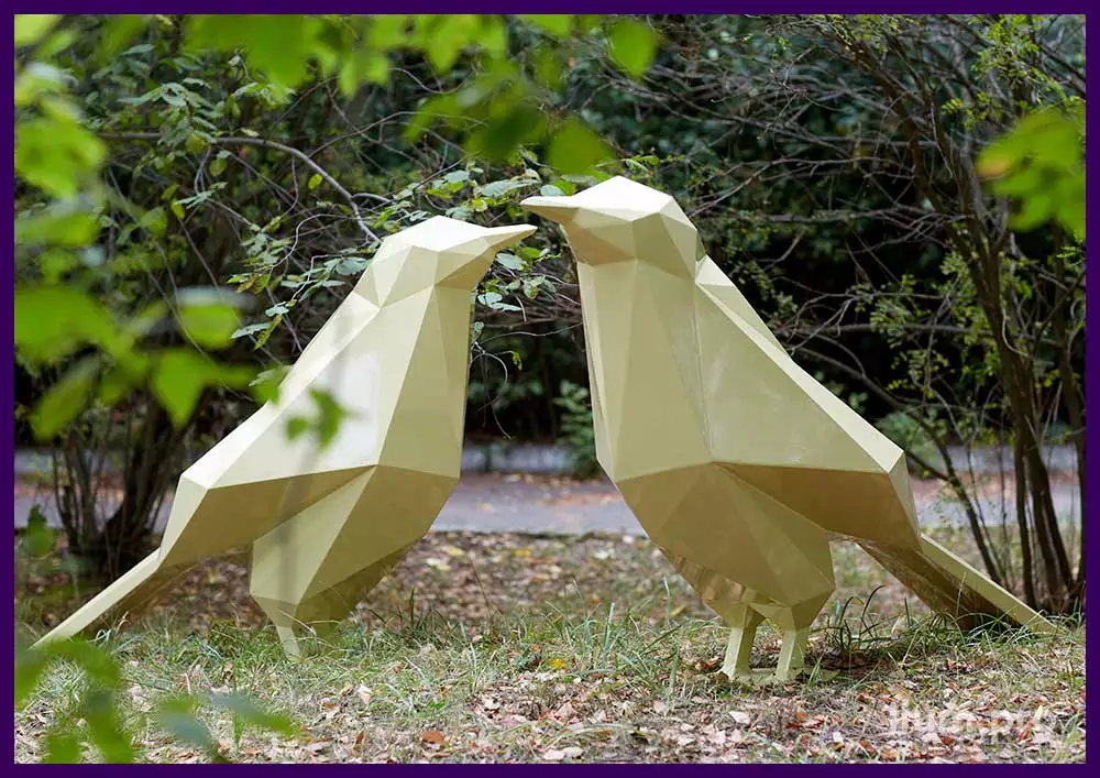 Садово-парковые скульптуры в форме птиц в полигональном стиле с золотистым покрытием