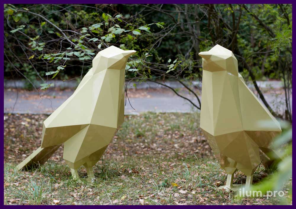 Полигональные скульптуры воробьёв из металла в городском парке - арт-объекты в форме птиц