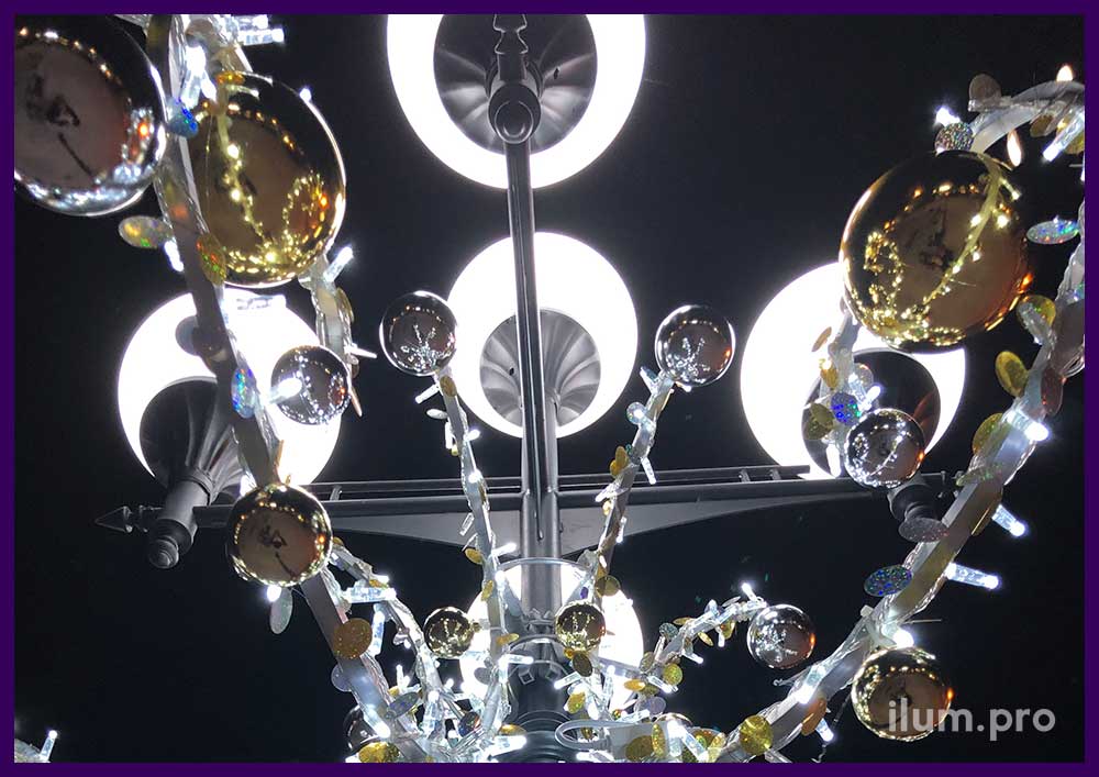 Консоль круговая светодиодная в форме серебряной люстры с гирляндами и ёлочными игрушками