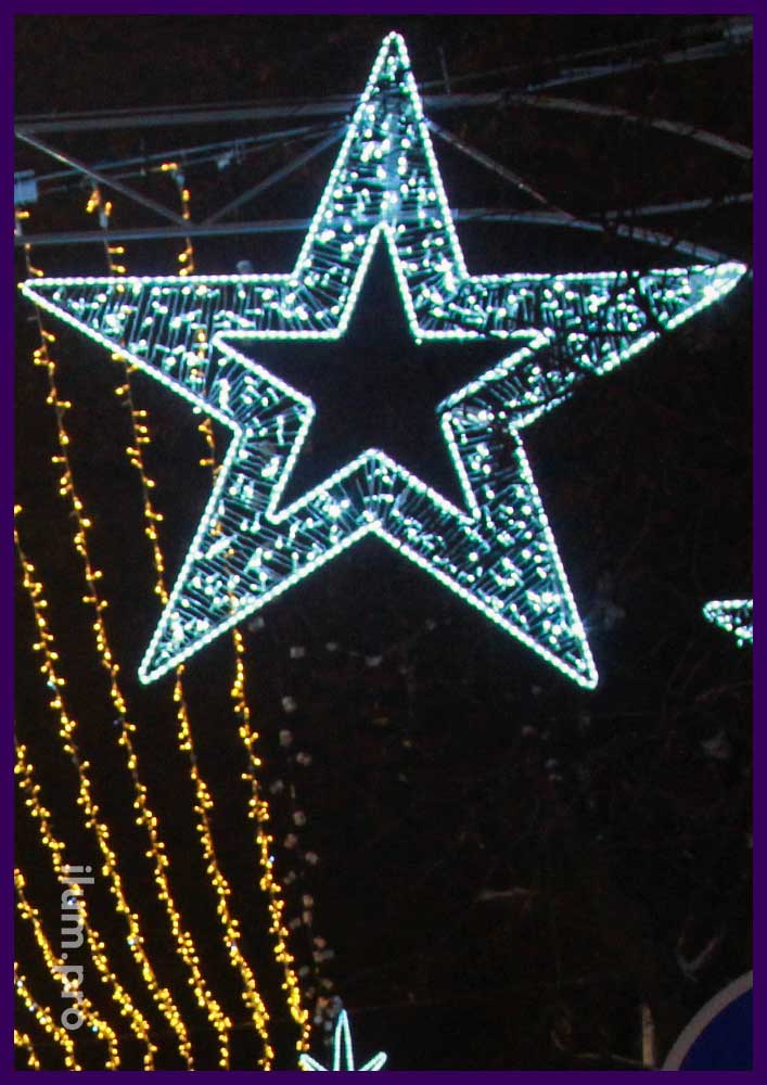 Светящаяся звезда белого цвета с гирляндами и контурами из уличного дюралайта
