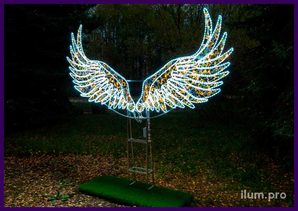 Большие светящиеся крылья из белого дюралайта, гирлянд, акрила и блёсток на каркасе из алюминия