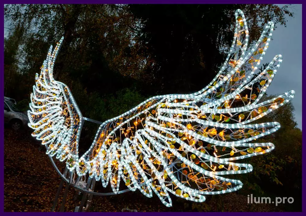 Красивая фотозона со светящимися крыльями из иллюминации на нержавеющем каркасе с блёстками и акрилом