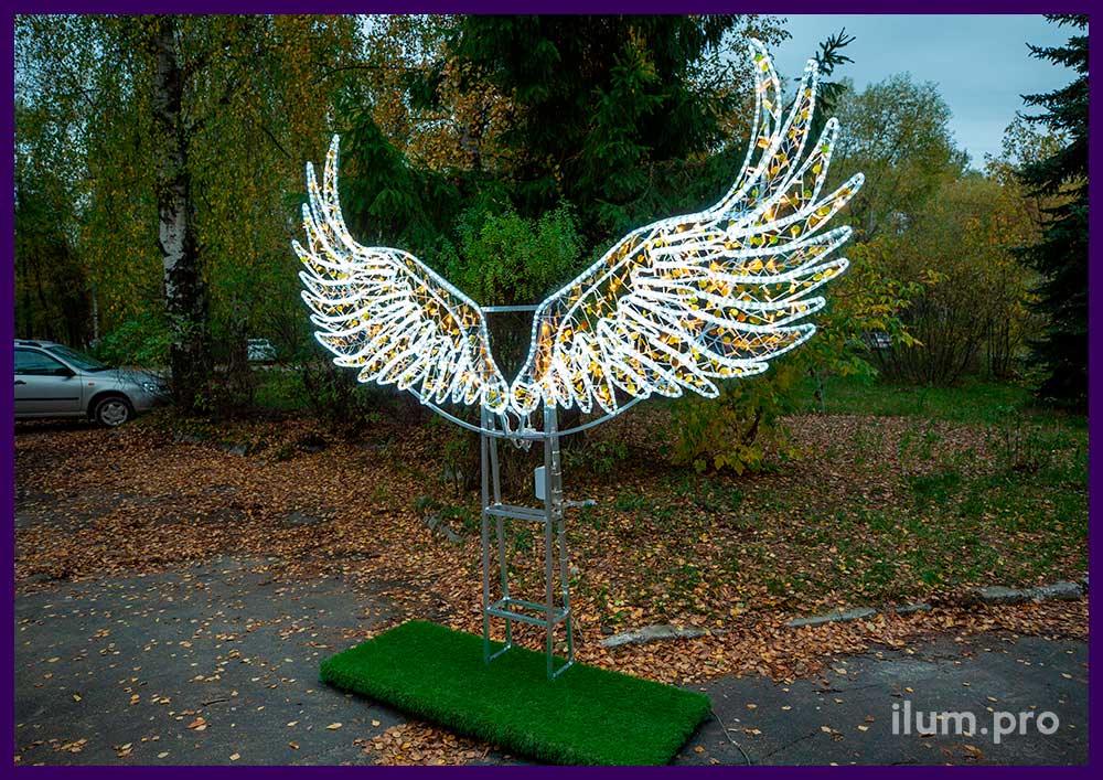 Праздничная композиция с иллюминацией, которая не боится осадков и мороза – фотозона крылья ангела