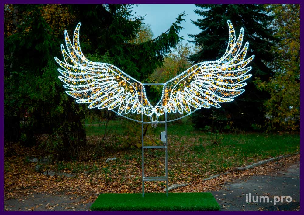 Фотозона с металлическим каркасом и светодиодными гирляндами форме больших крыльев ангела