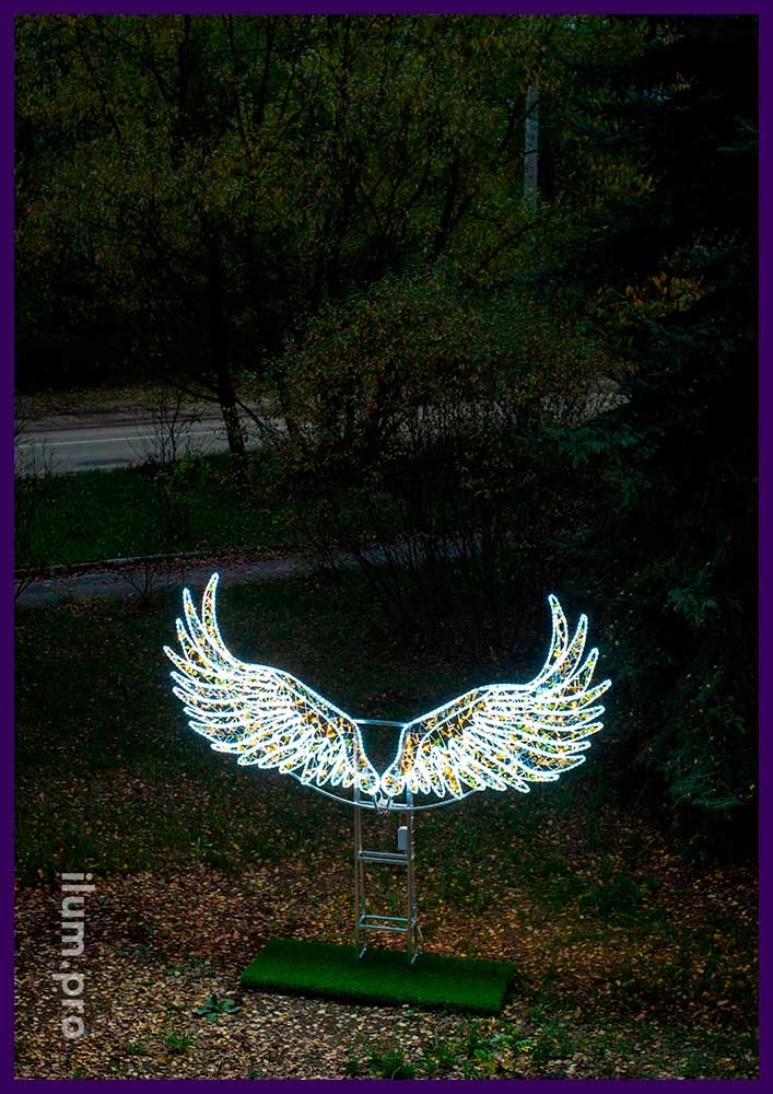 Большая светящаяся фотозона на Новый год и другие праздники – крылья ангела с подсветкой иллюминацией и блёстками