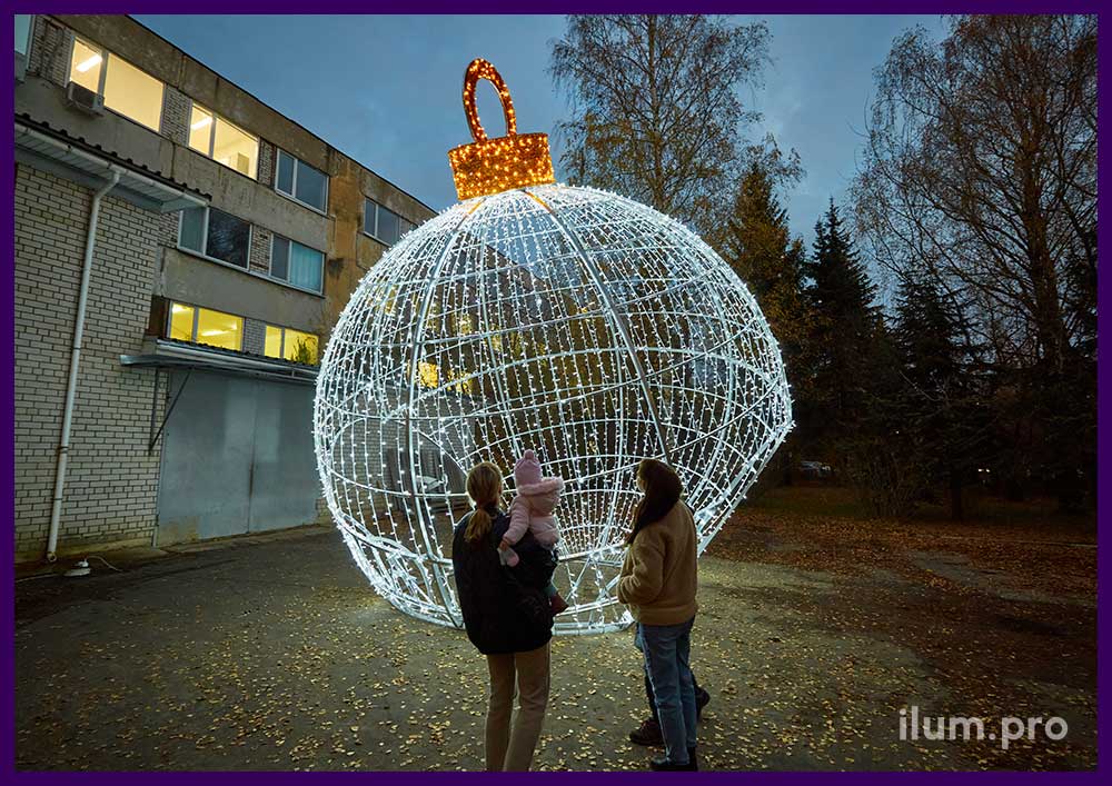 Ёлочная игрушка диаметром 6 метров - гигантские декорации для украшения города на Новый год