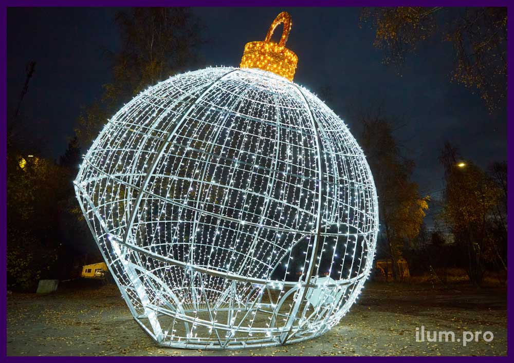 Новогодние декорации в форме ёлочных шаров диаметром 6 метров - арки для городских площадей