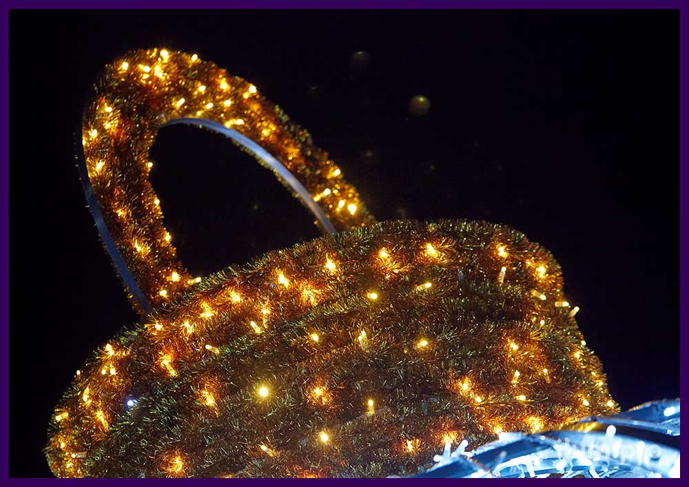 Шар с макушкой из мишуры и гирлянд - новогодняя фотозона с аркой больших размеров