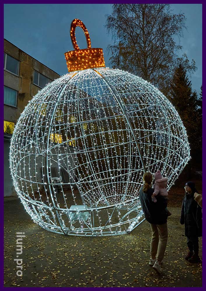 Новогодний шар диаметром шесть метров с гирляндами на каркасе из алюминиевого профиля