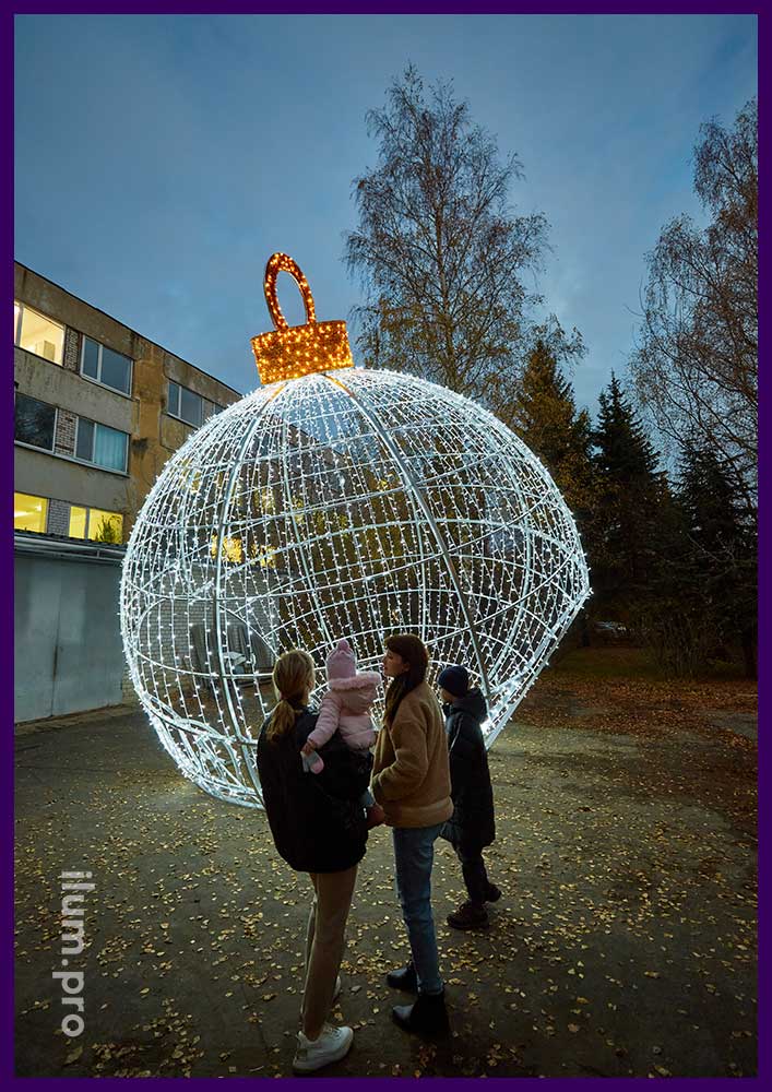 Светящиеся декорации на Новый год - шары в форме ёлочных игрушек диаметром 6 метров
