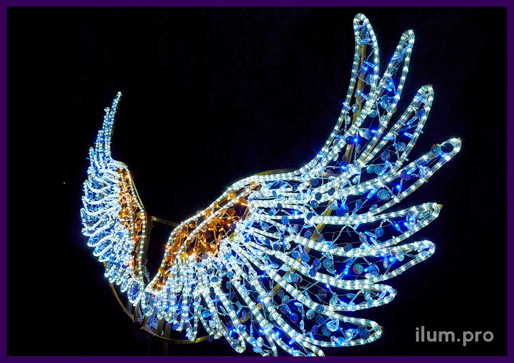 Украшение города светодиодной фотозоной с синими, белыми и золотыми гирляндами и декором в форме крыльев