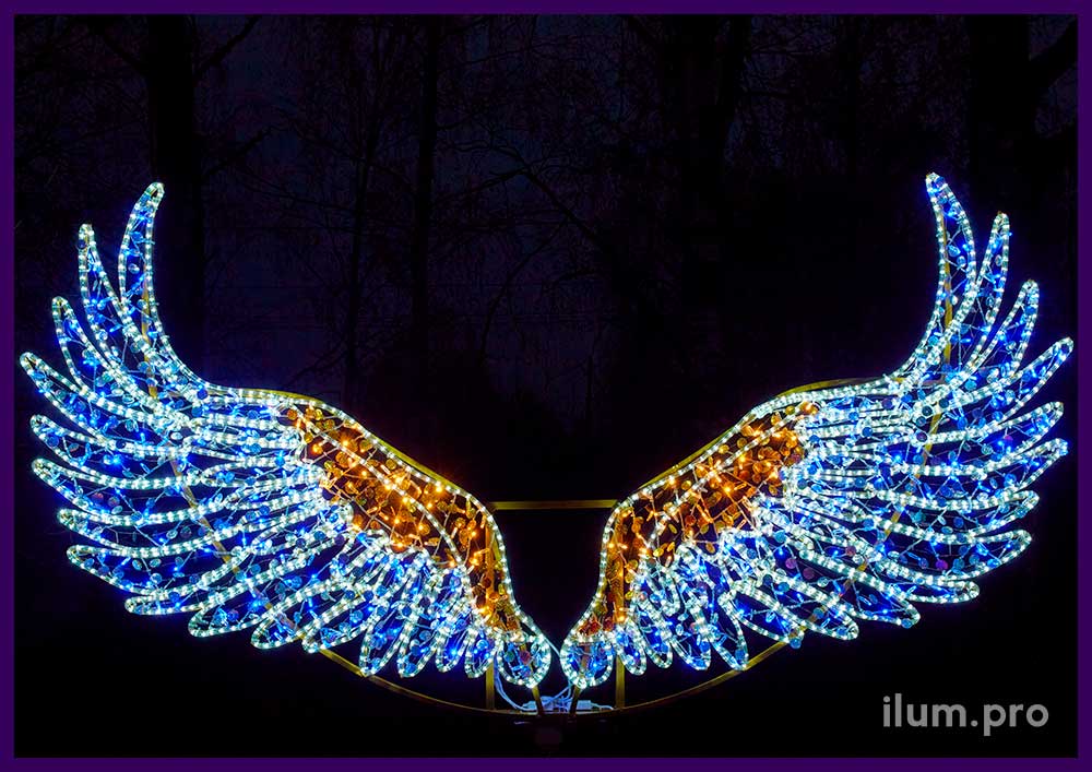 Крылья с блёстками и гирляндами разных цветов - фотозона в городском парке на праздники