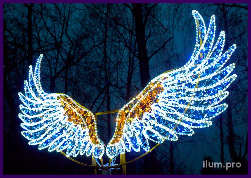 Фотозона с разноцветной иллюминацией и блёстками - крылья ангела на Новый год в парке