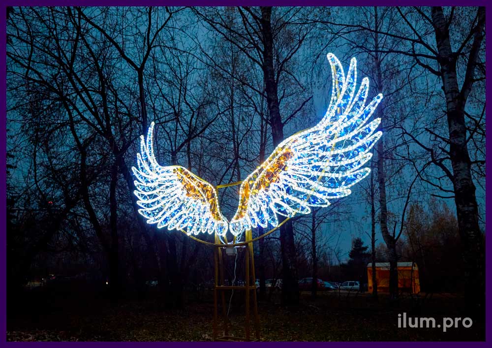 Фотозона с подсветкой в городском парке - крылья ангела на металлическом каркасе