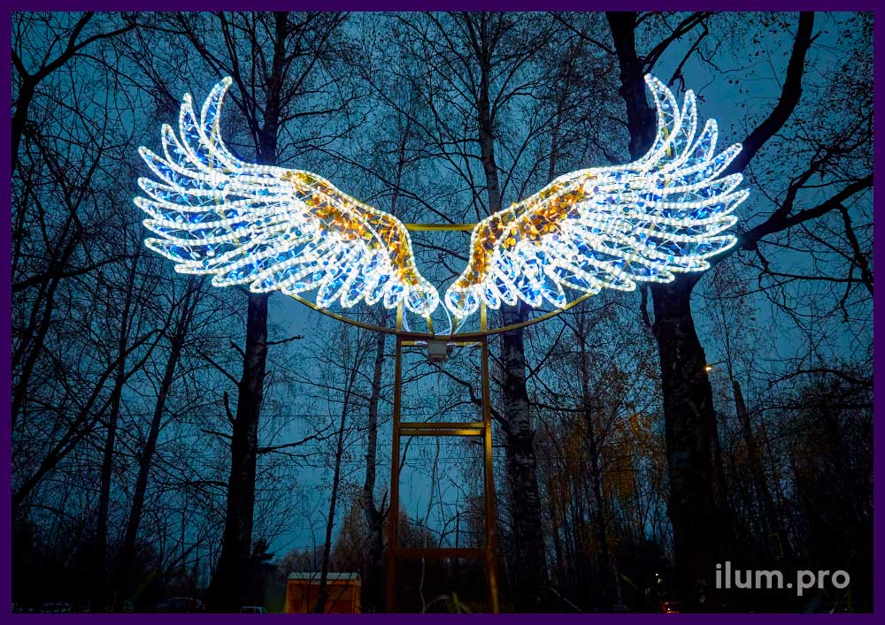 Крылья из разноцветных гирлянд и металлического каркаса с серебристыми блёстками - уличная фотозона