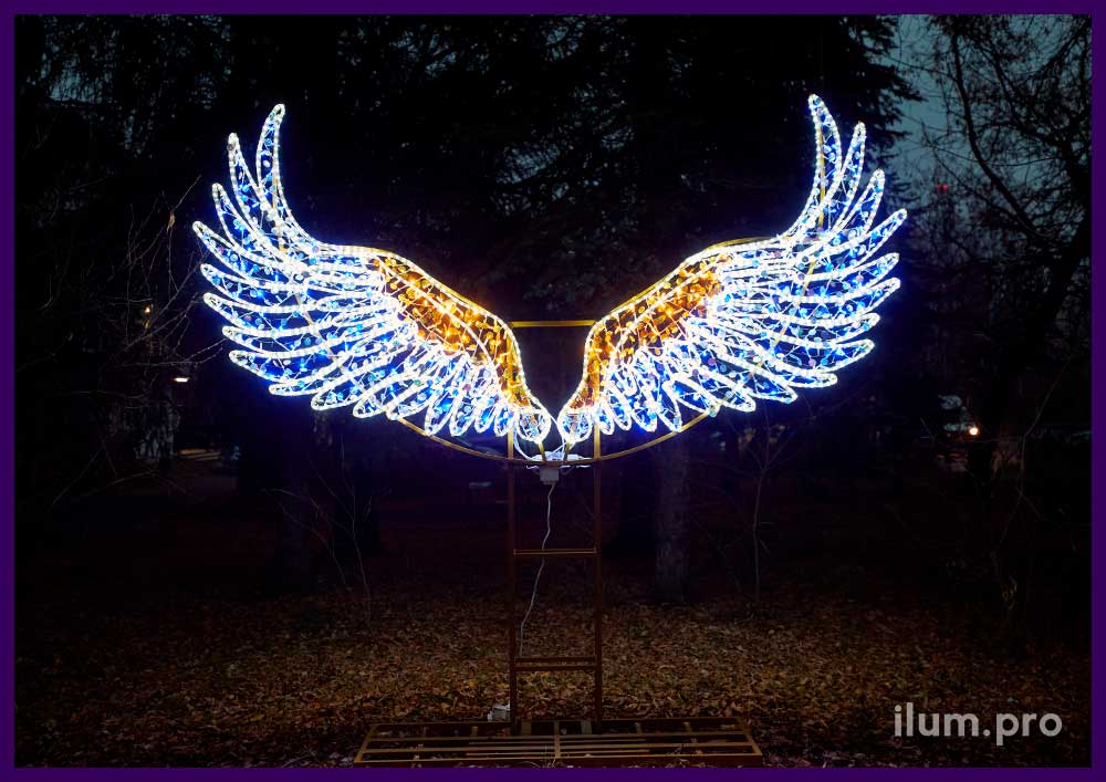 Уличная фотозона с крыльями ангела из светодиодных гирлянд и дюралайта на Новый год
