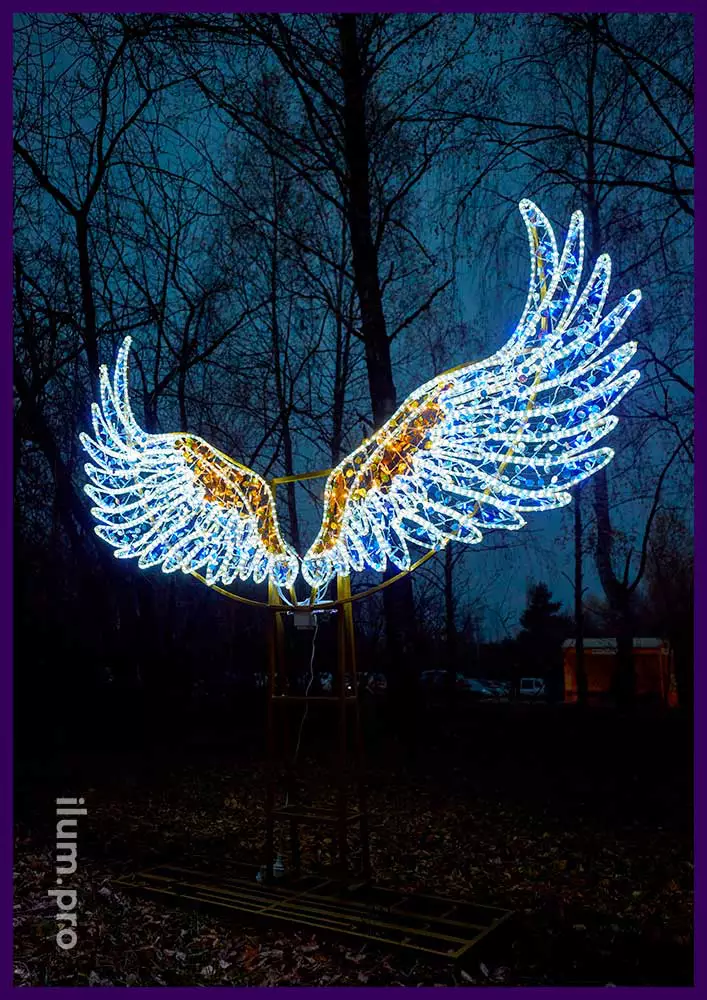 Крылья с белыми, золотыми и синими гирляндами и серебряными блёстками - новогодняя фотозона