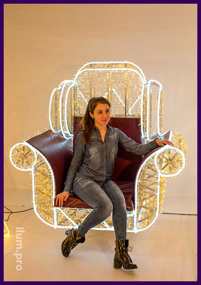 Украшение интерьера фотозоной в форме светящегося кресла с гирляндами