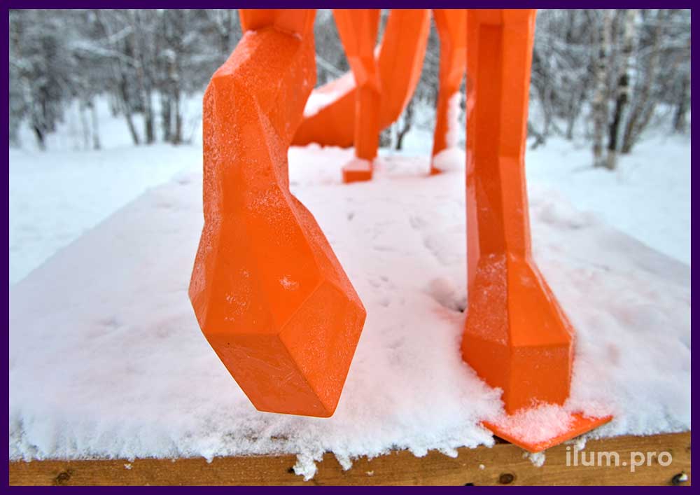 Лиса полигональная металлическая оранжевого цвета в городском парке Кировска в Мурманской области