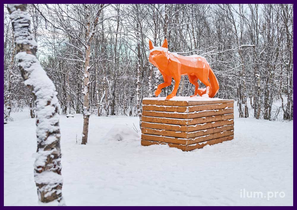 Полигональная скульптура лисы из крашеной стали - украшение парка в Кировске металлическим арт-объектом
