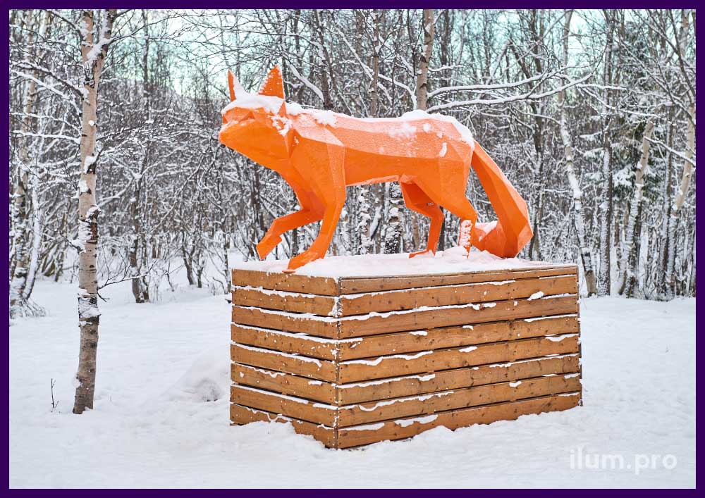 Лиса оранжевая из крашеной стали - полигональный арт-объект на деревянном подиуме в Кировске