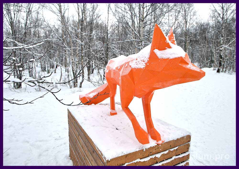 Полигональная скульптура лисы из стали на деревянном постаменте в парке Кировска