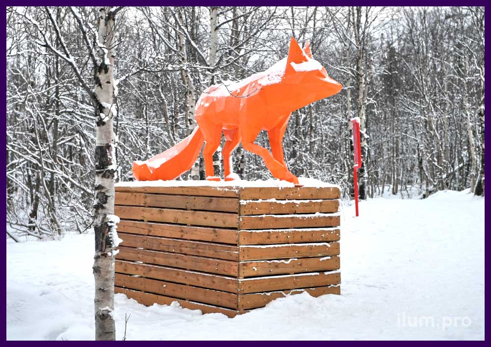 Оранжевая скульптура лисы из крашеной стали в полигональном стиле - арт-объект в парке