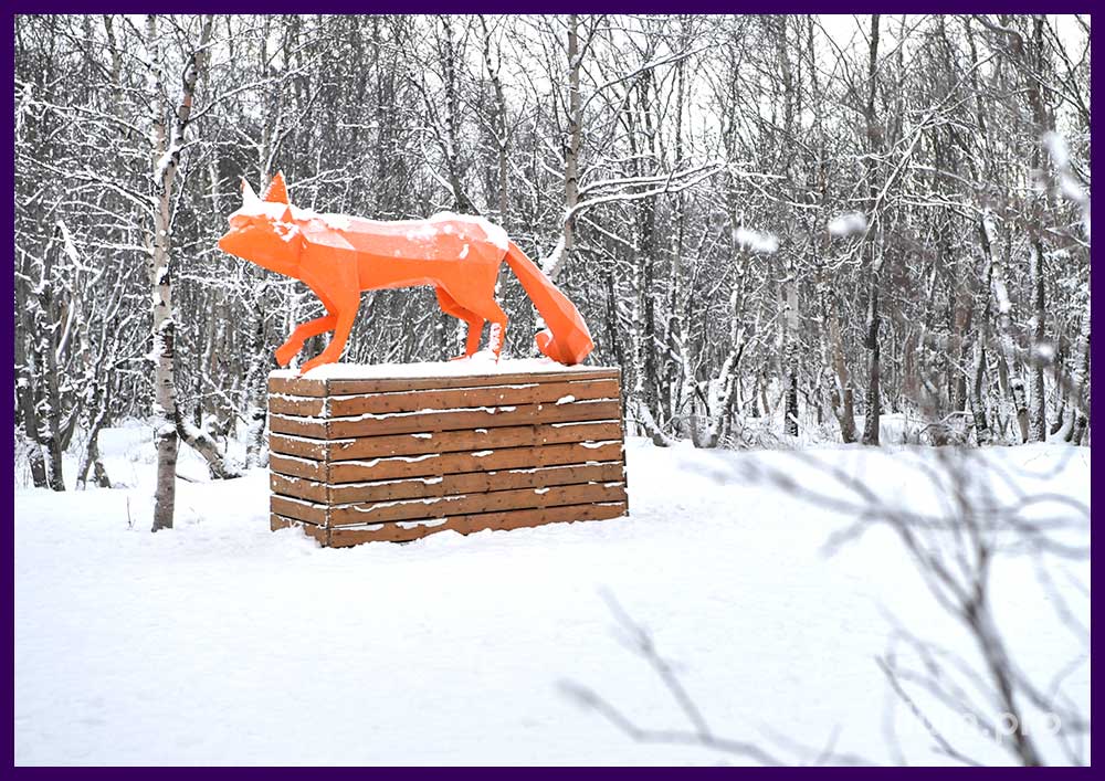 Оранжевая скульптура лисы в полигональном стиле, благоустройство парка в Кировске
