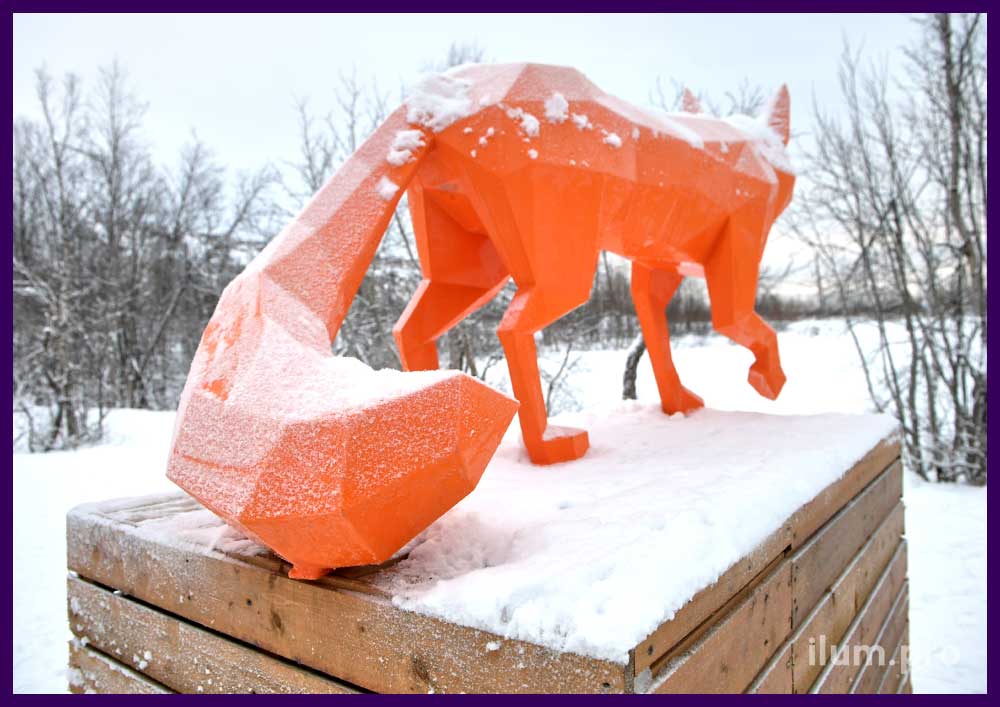 Крашеная полигональная скульптура в парке - оранжевая лиса на постаменте