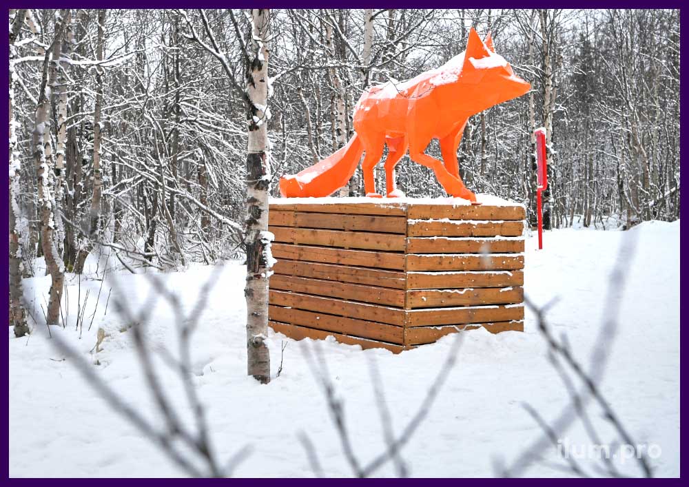 Украшение парка Кировска металлическим арт-объектом в форме полигональной лисы на постаменте
