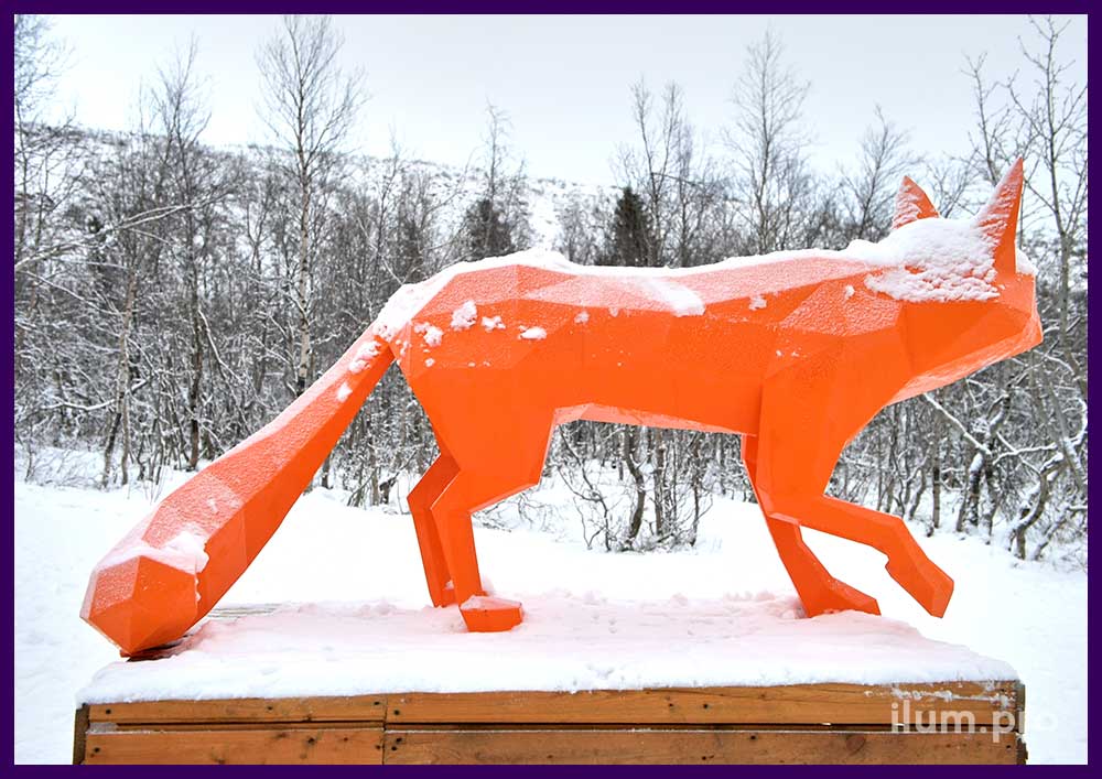 Фигура оранжевой лисы в полигональном стиле - металлический арт-объект в парке