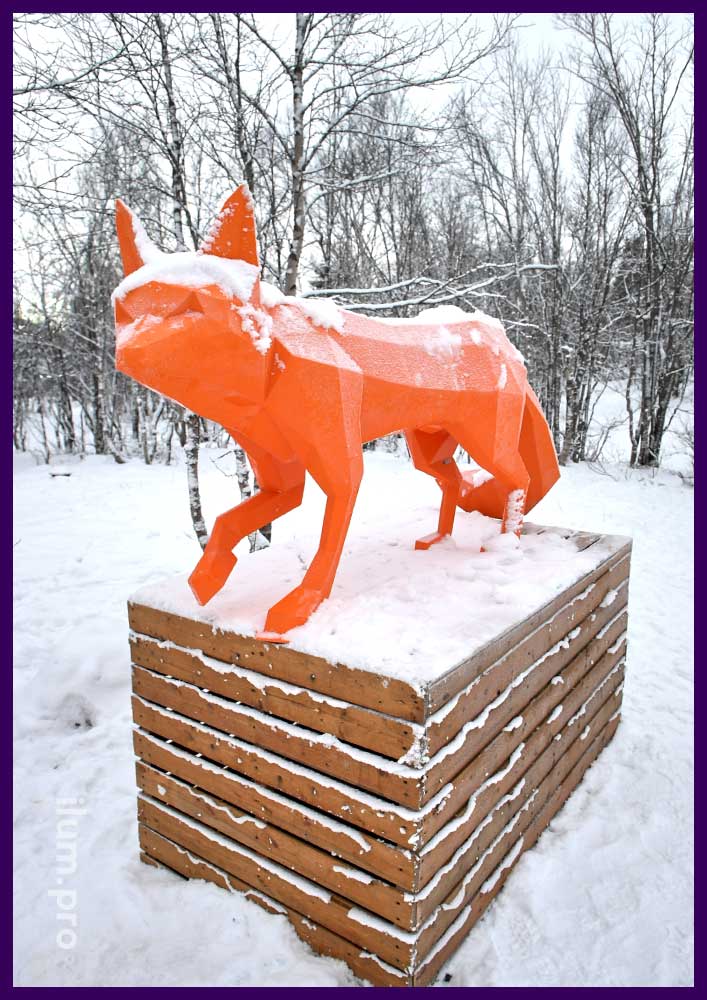 Фотозона полигональная в городском парке Кировска - оранжевая лиса на деревянном подиуме
