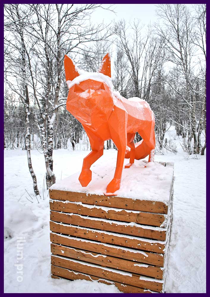 Оранжевая полигональная лиса в парке Кировска на новогодние праздники