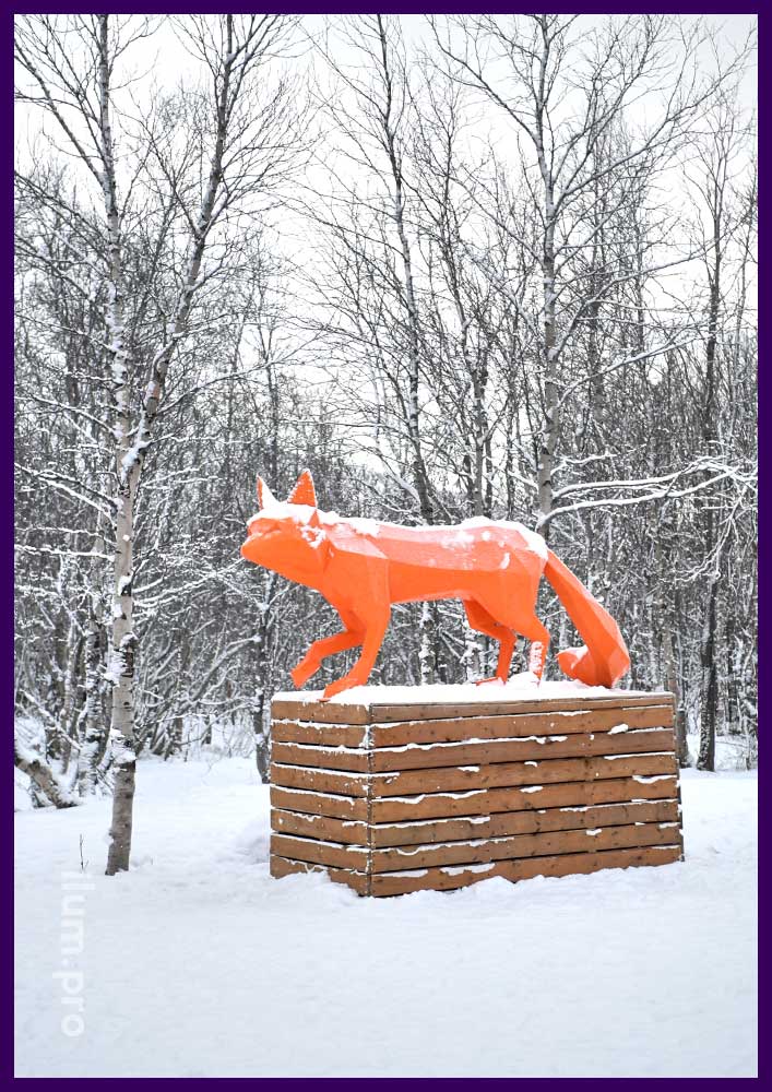 Скульптура лисы полигональная металлическая - украшение парка в Кировске на праздники