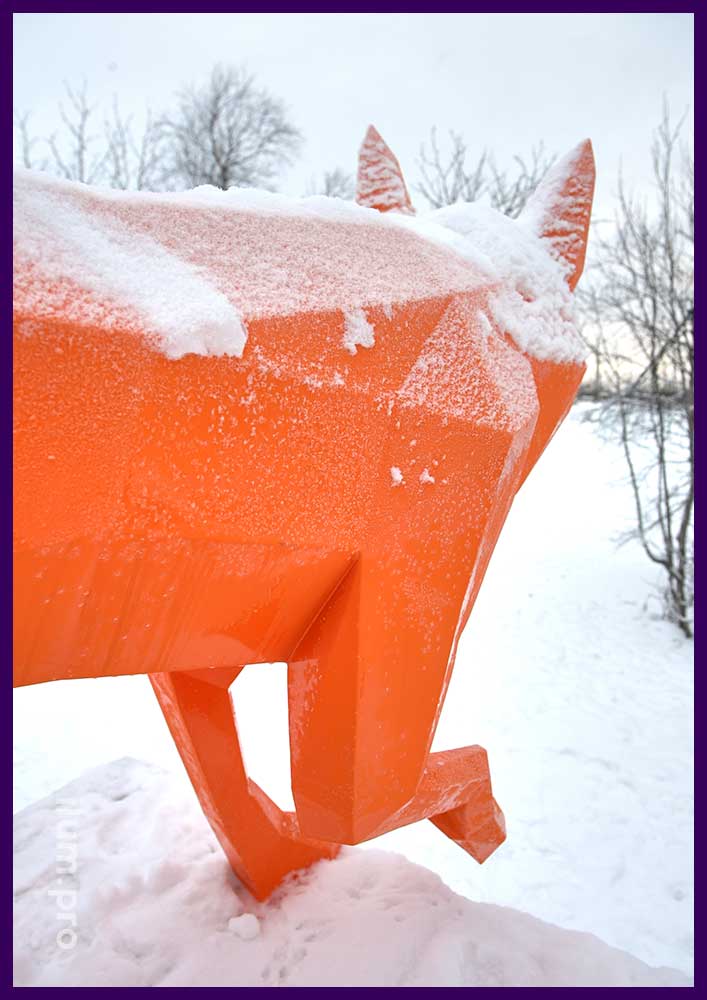 Лиса полигональная металлическая оранжевого цвета в городском парке Кировска