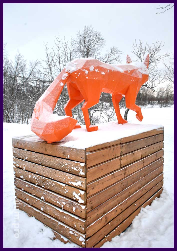 Оранжевая скульптура лисы из крашеной стали - полигональный арт-объект на подиуме из дерева