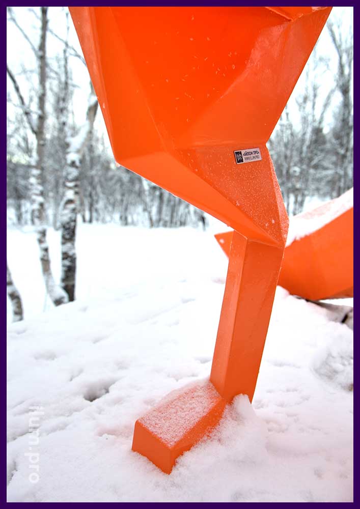 Скульптура металлической полигональной лисы на подиуме - благоустройство Кировска