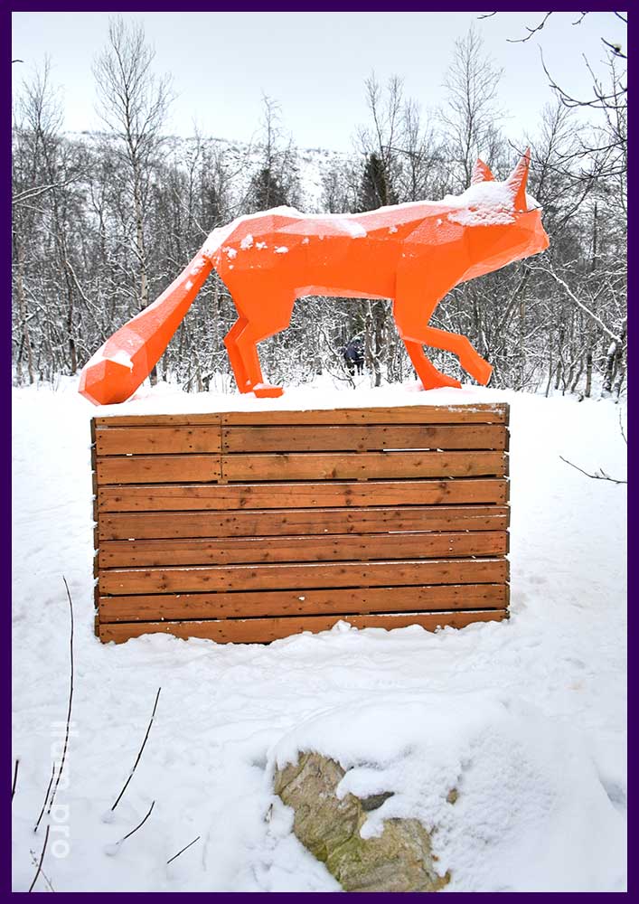 Металлическая скульптура оранжевой лисы в полигональном стиле - благоустройство в Мурманской области