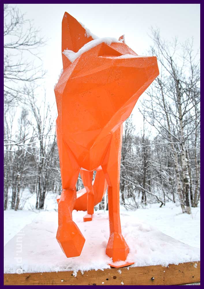 Металлическая полигональная скульптура животного в парке Мурманской области