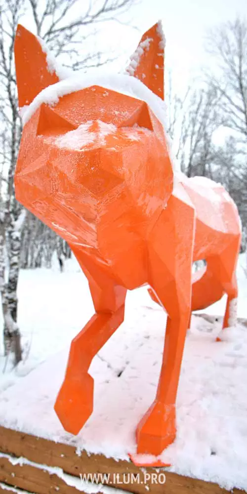 Полигональная скульптура оранжевой лисы из металла в Кировске