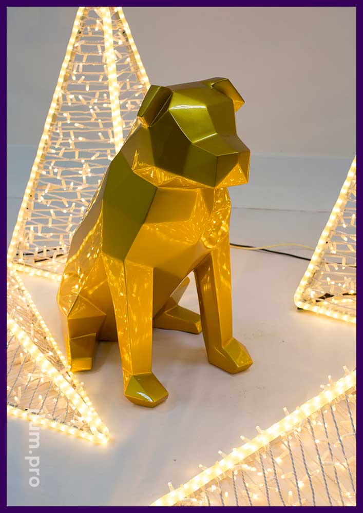 Полигональная скульптура собаки из металла с покрытием золотой, порошковой краской