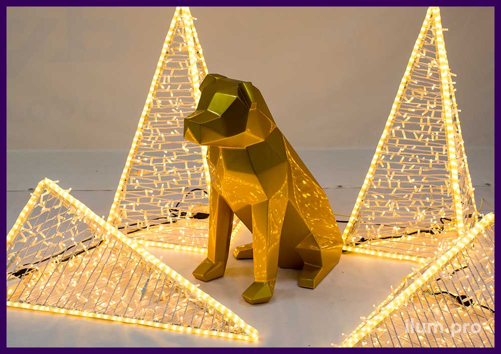 Сидящая собака - скульптура золотого цвета для украшения интерьера в полигональном стиле