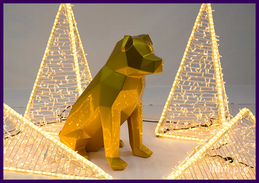 Полигональная скульптура сидящей собаки из металла с золотой, порошковой краской