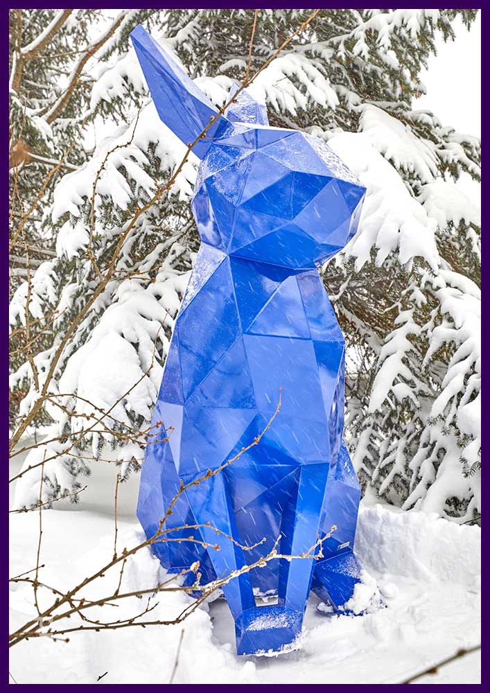 Синий полигональный металлический заяц высотой 2 метра - символ года для украшения территории