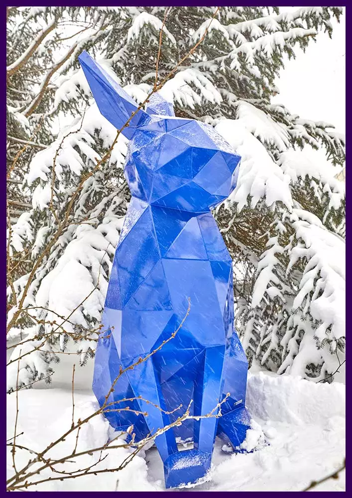 Синий заяц - новогодний символ 2023 в полигональном стиле из крашеной стали