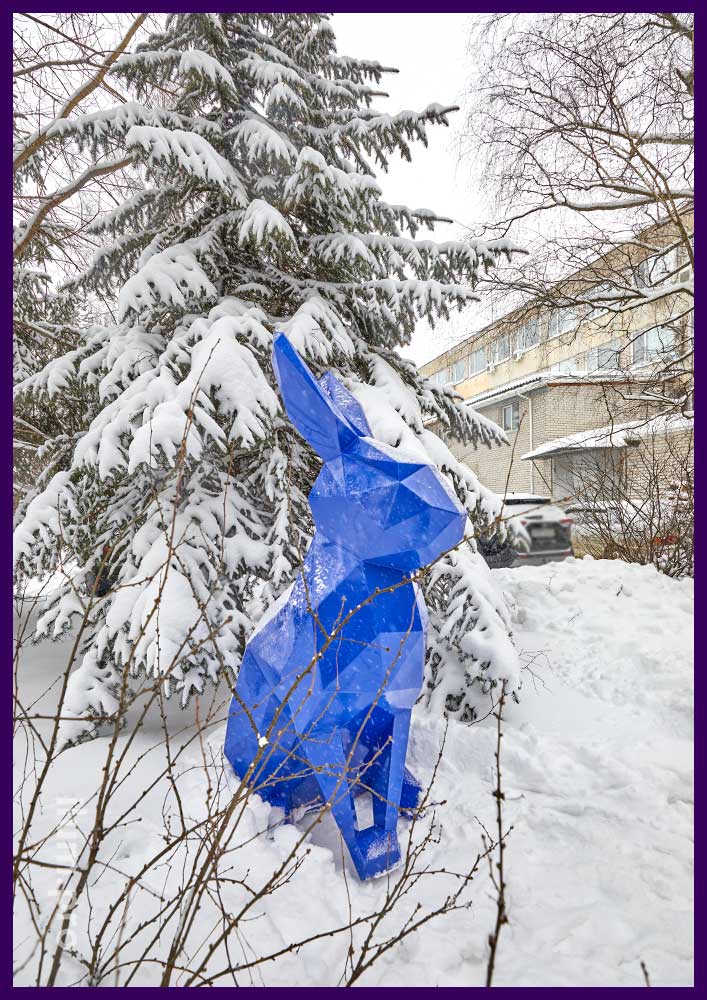 Уличная, полигональная скульптура синего кролика для украшения территории
