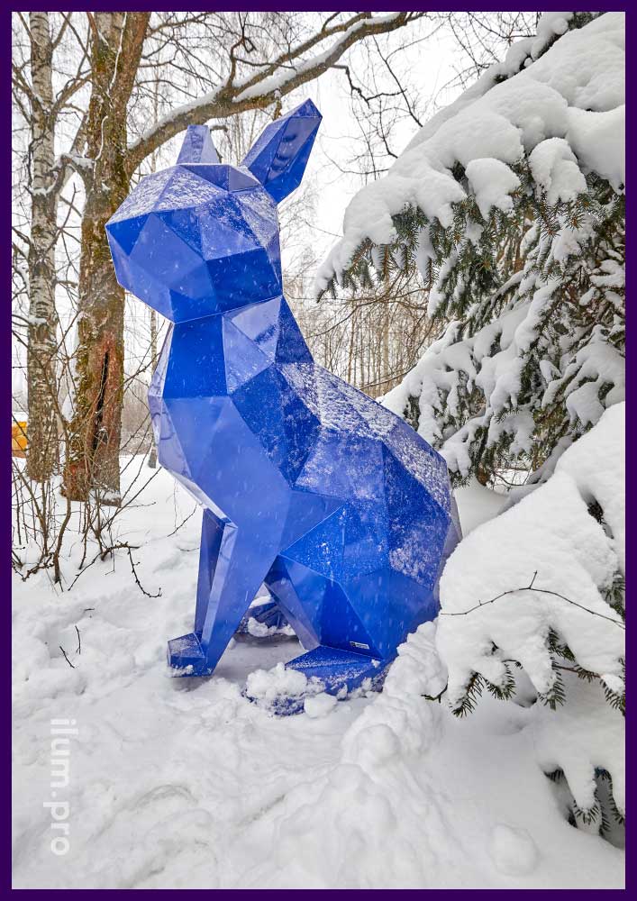 Объёмная полигональная скульптура кролика синего цвета из крашеной стали